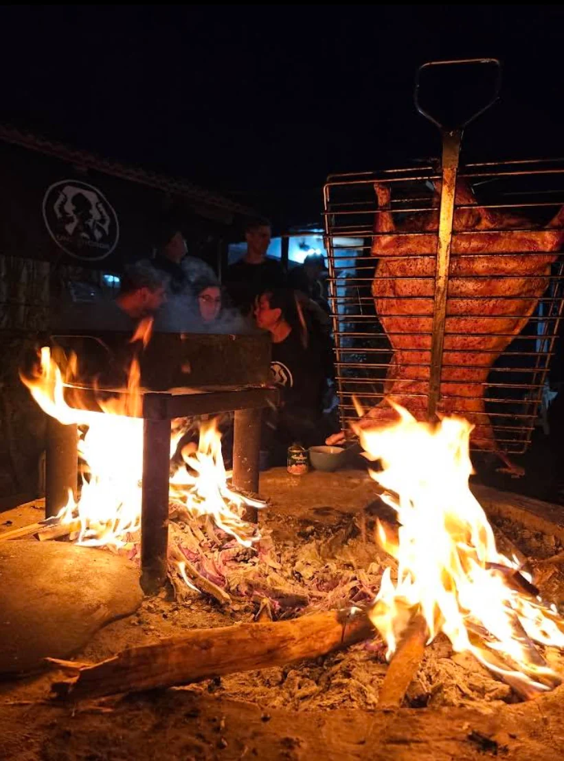 Asador y fuego encendido durante la noche