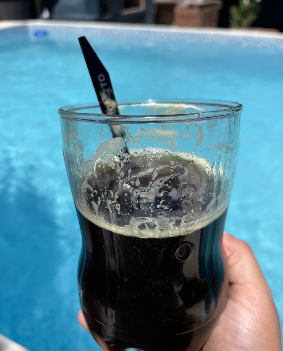 Vaso junto a la pileta
